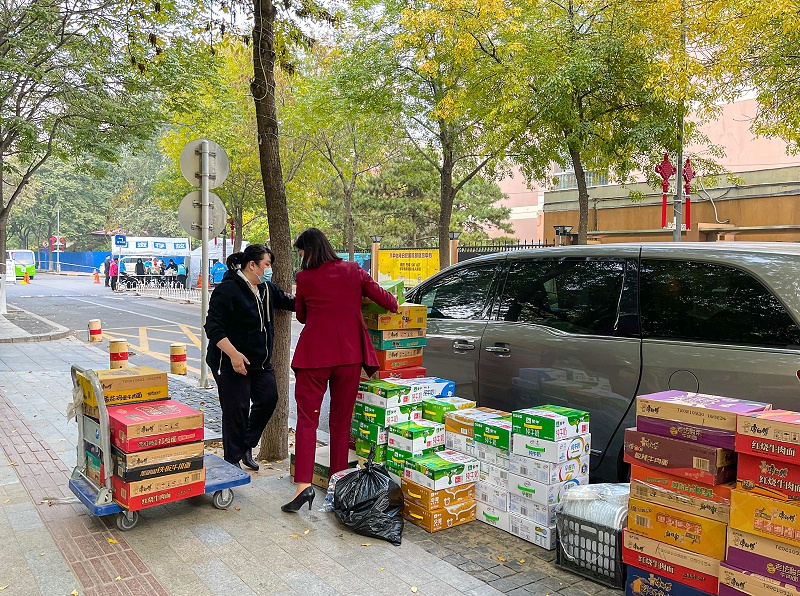 10月25日，美汐清潔杜總、孟總、綜合部經理凌馥、區域經理付永軍來到怡海花園小區，慰問疫情封控區、管控區的保潔員。